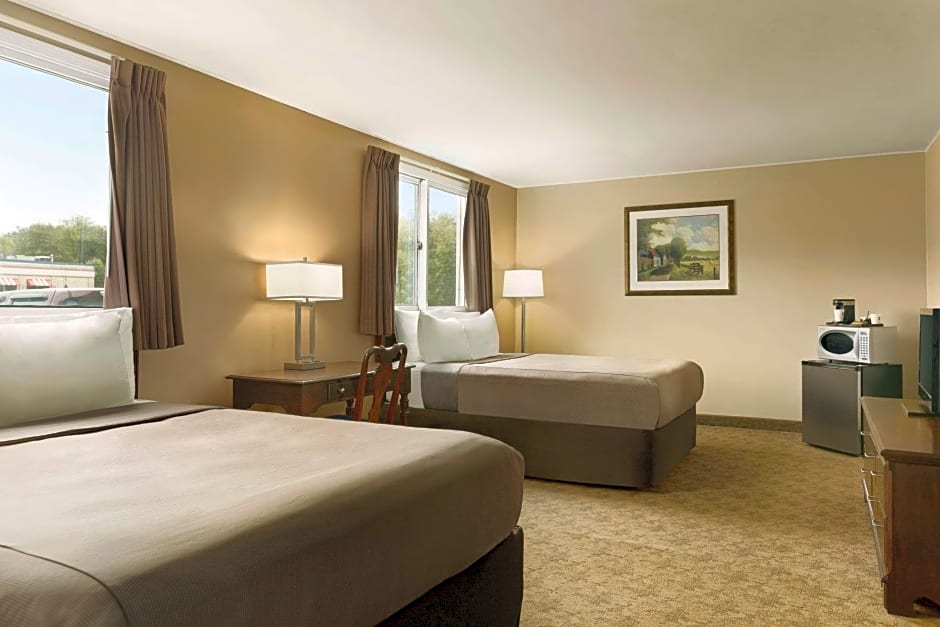 Photo 1 of 1 of 2 Queen Beds, Mobility Accessible