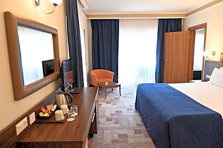 Club Garden Family Room