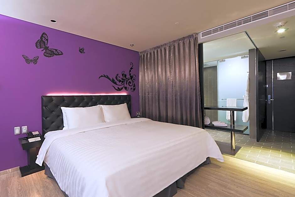 Photo 1 of 3 of Deluxe 1 King Bed