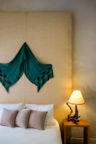 SINGLE DELUXE QUEEN BED