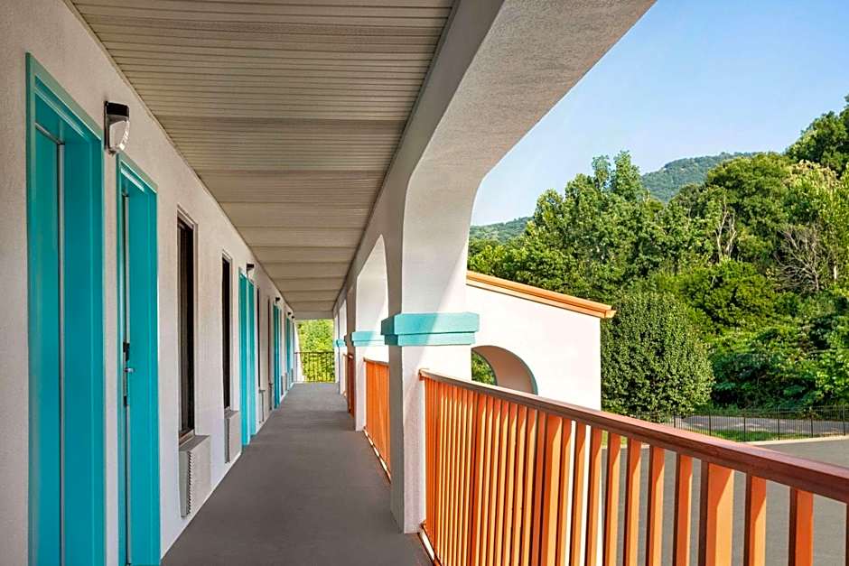 Howard Johnson by Wyndham Chattanooga Lookout Mountain I-24
