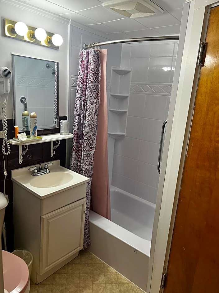 Claddagh Motel & Suites