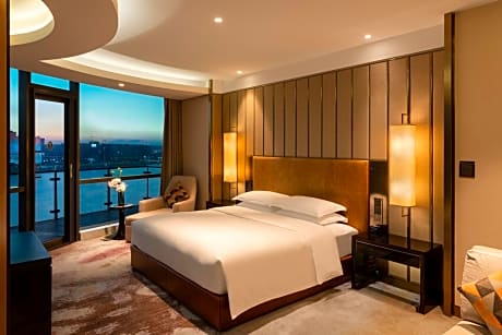 1 King Bed Premium Lounge Access Balcony