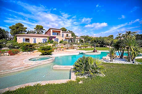 "AU HAVRE DE PAIX" 5 étoiles Prestige jacuzzi, hammam, sauna, PISCINE chauffée Mougins Cannes Grasse