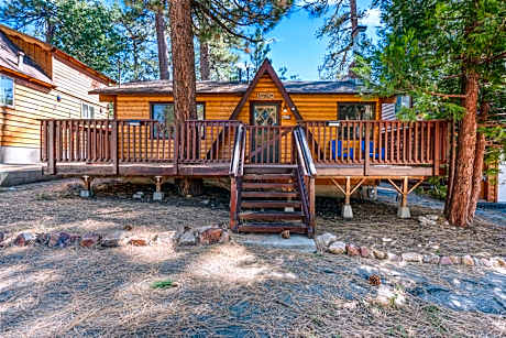 The Cuddle Inn - True feeling of a great cabin! Beautiful and homey! Walking distance to the lake!