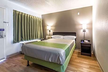 Queen Room - Disability Access - Non-Smoking