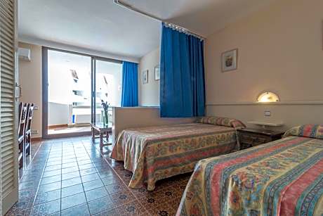 Standard Studio (4 Adults)