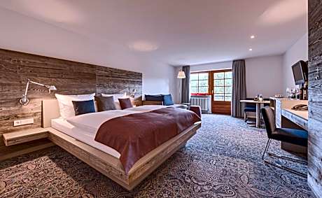 Small Studio (984 ft away from main building)