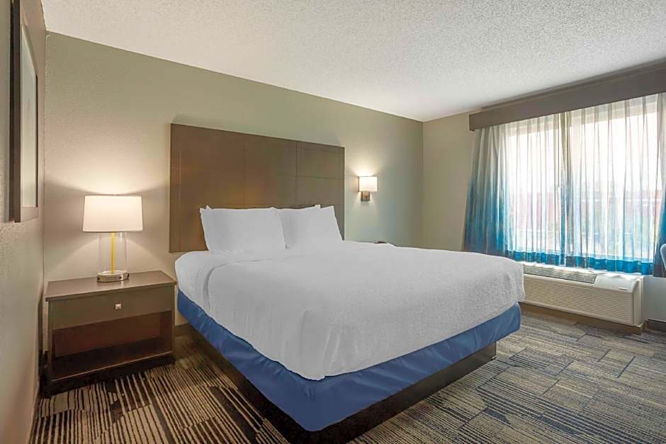 Photo 1 of 5 of 1 King Bed, Hearing Accessible