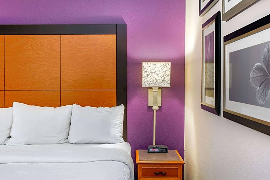 La Quinta Inn & Suites by Wyndham Raleigh Durham International Airport