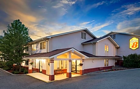 Super 8 by Wyndham Newburgh/West Point Stewart Intl Airport