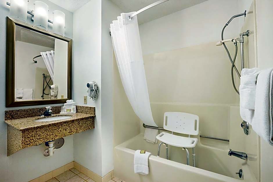 Super 8 by Wyndham Milwaukee Airport