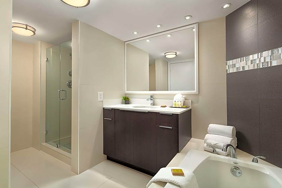 DoubleTree By Hilton Grand Hotel Biscayne Bay