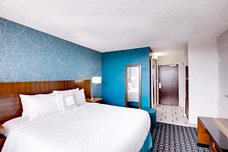 King Room with Roll-in Shower - Mobility Accessible