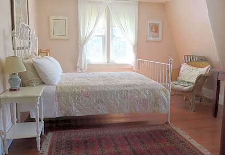 Queen Room with Garden View