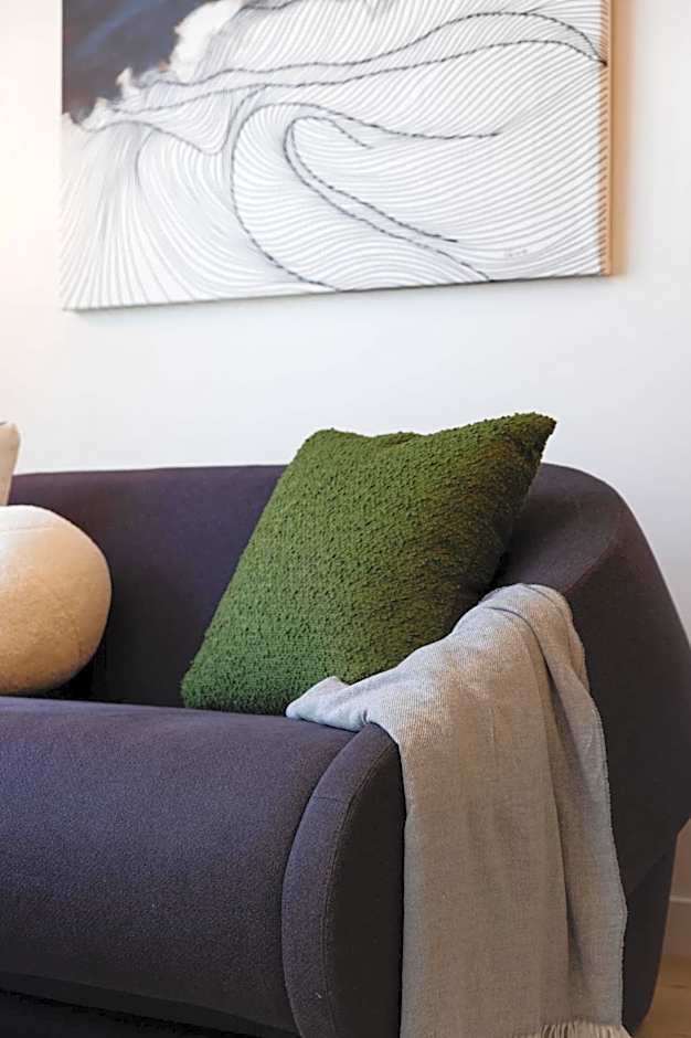 Luxury 1BR in Brisbane City River Firework View