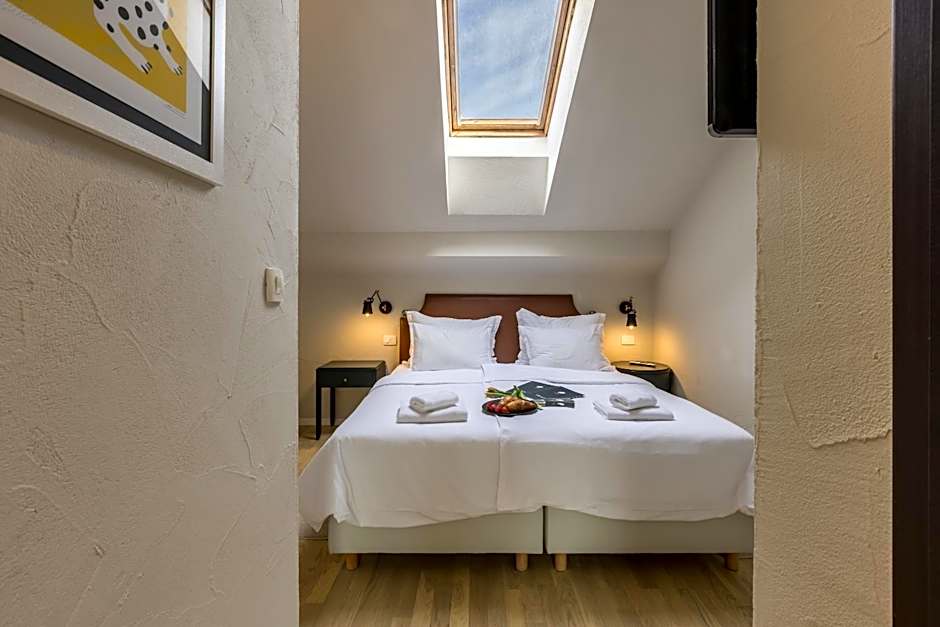 Leonis Restaurant & Rooms