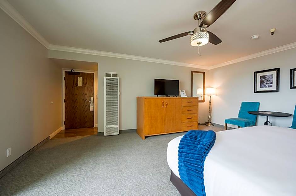 456 Embarcadero Inn & Suites