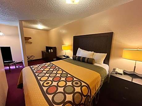 Queen Suite - Non-Smoking