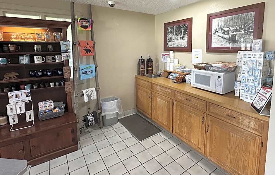 Super 8 by Wyndham West Branch