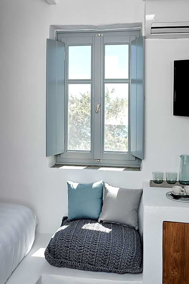 Living Theros Luxury Suites