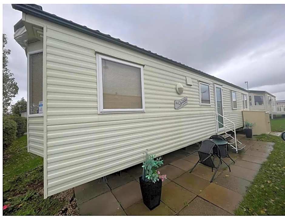 Spacious & welcoming 6th Berth Caravan California Cliffs Holiday Park, Norfolk Coast