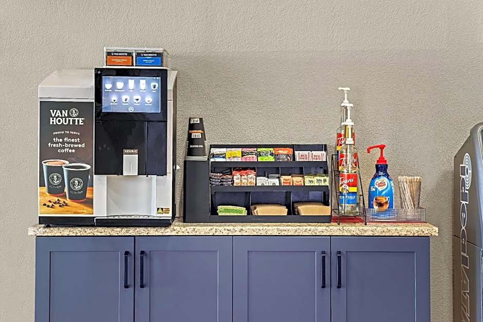 Days Inn & Suites by Wyndham Winkler