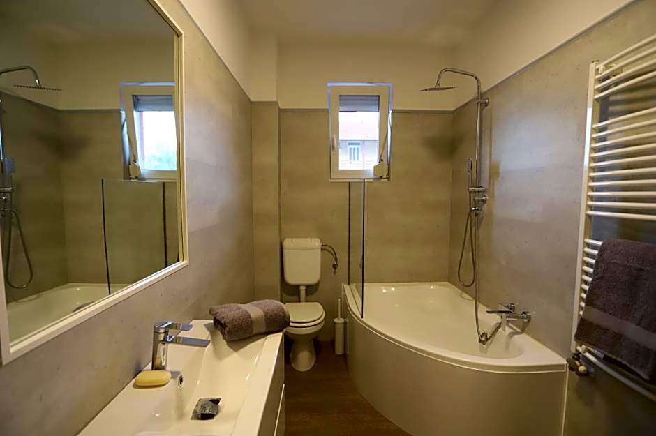Airport Luxury Apartment with Balcony + Free parking