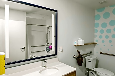 2 Queen Mobility Accessible W/Bathtub