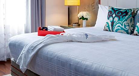 One-Bedroom Suite - Hearing Accessible with Roll-In Shower