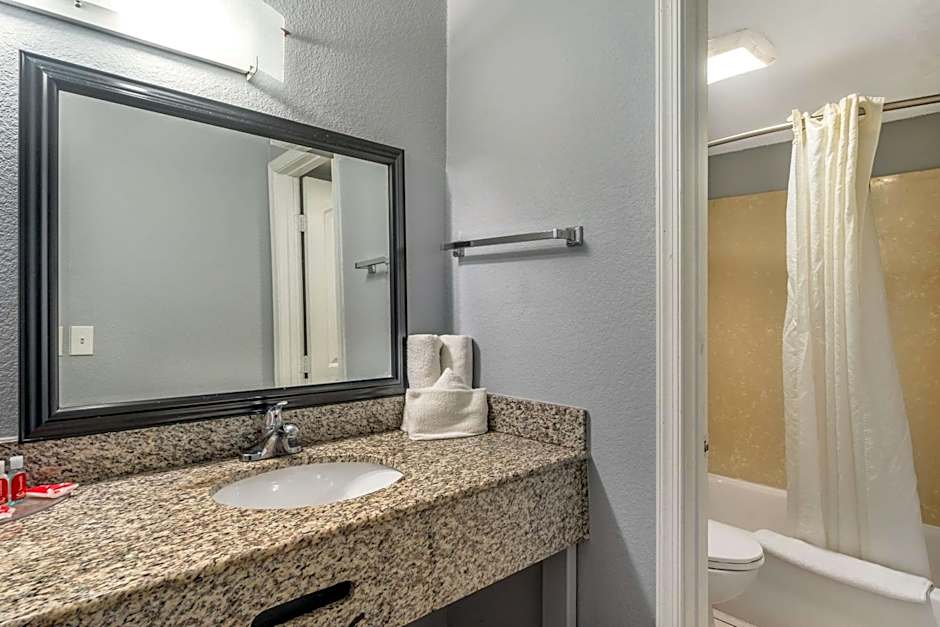Econo Lodge Inn & Suites I-64 & Us 13