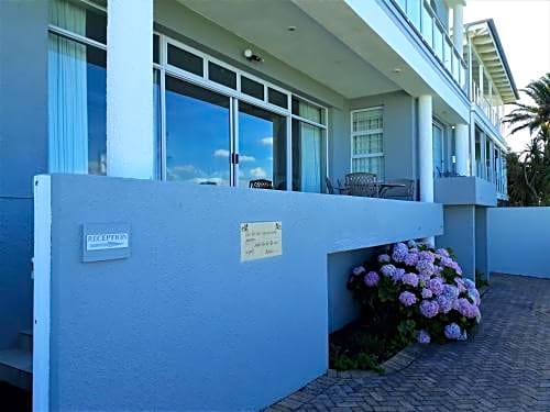 Hermanus Beachfront Lodge