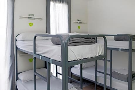 Bed in 6-Bed Female Dormitory Room with Private Bathroom