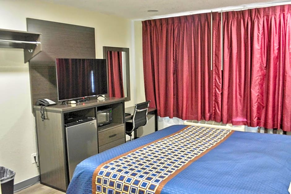 Maverick Motel - Modern Renovated Motel
