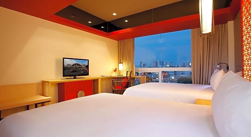 The Quarter Hualamphong by UHG