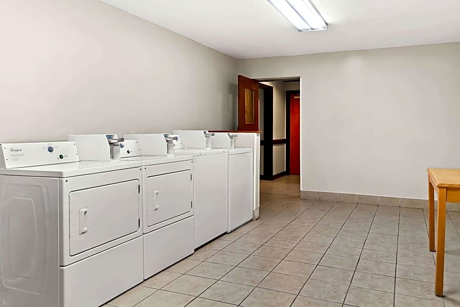 Days Inn & Suites by Wyndham Warren