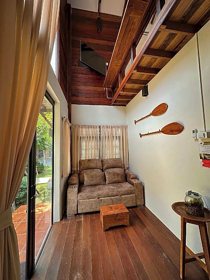 Baanrongmai Canal Front Cafe & Homestay 