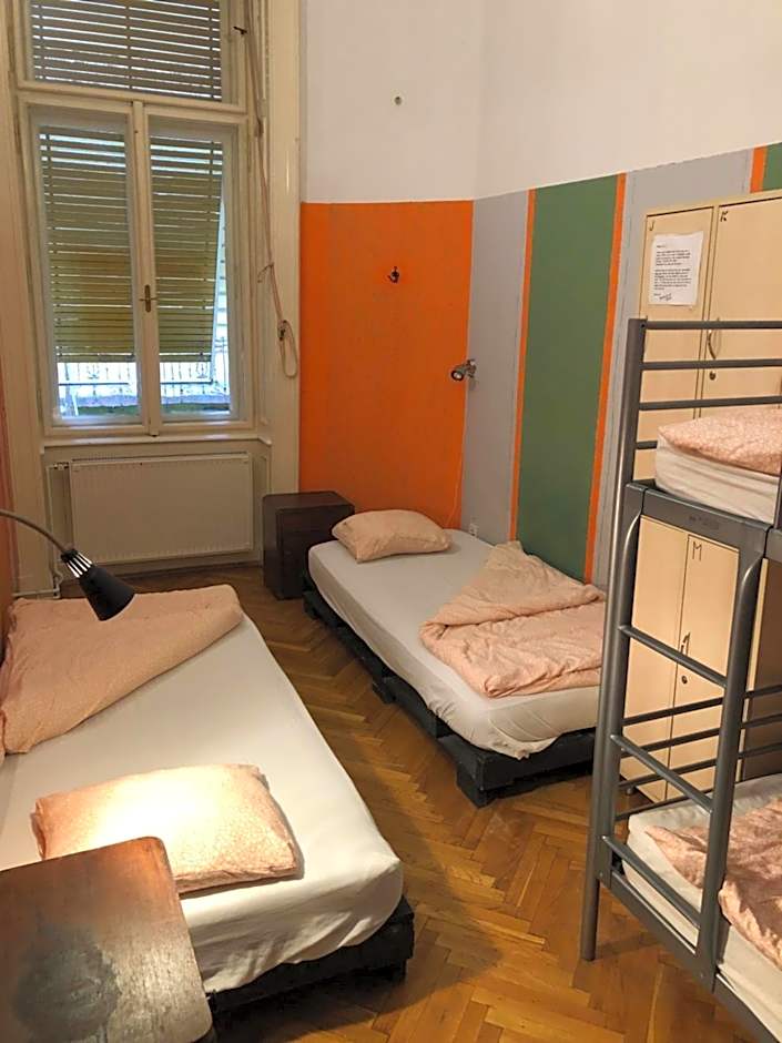 Baroque Hostel & Coworking