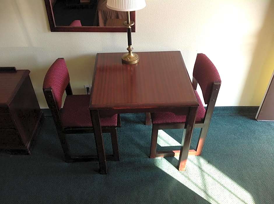 Howard Johnson by Wyndham Grand Prairie Near Lone Star Park