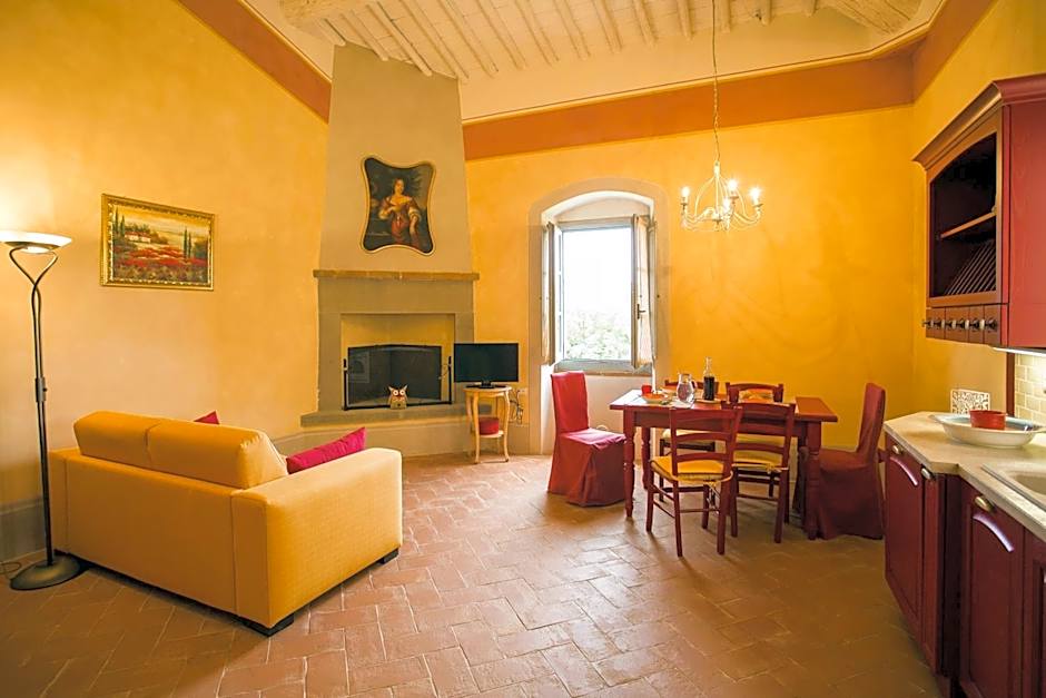 Farmhouse with swimming pool surrounded by greenery just 20 minutes from Arezzo