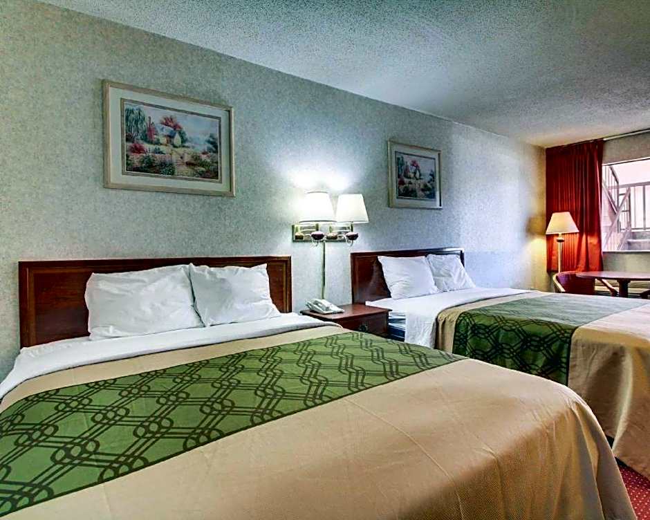 Econo Lodge Inn & Suites Forest