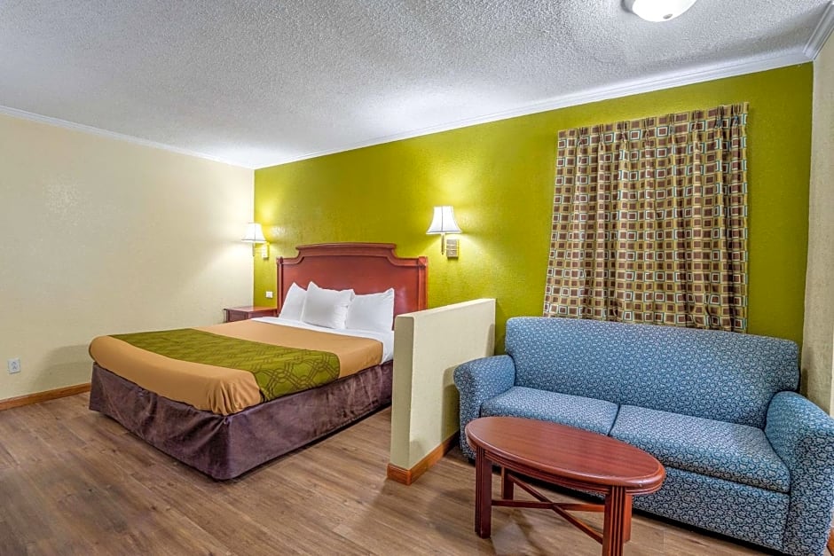 Rodeway Inn & Suites Fort Jackson