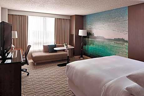 King Room - M Club Level/High Floor/Mobility Accessible with Tub