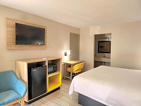Queen Room with Roll-In Shower - Mobility/Hearing Accessible - Smoking