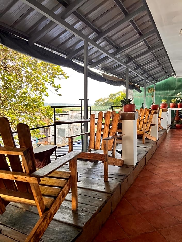 Harleys Pub And Hotel