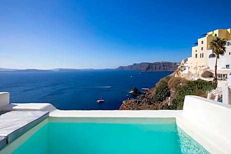 Adjacent Suites with Plunge Pool and Caldera View