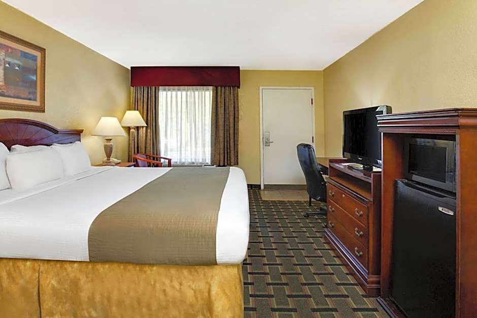 Baymont by Wyndham Lake City