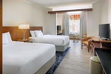 Queen Suite with Two Queen Beds, Bathtub and Sofa Bed - Mobility Access/Hearing Accessible