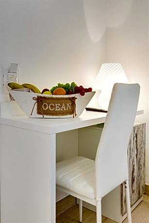 Basic Room with indoor winter garden view