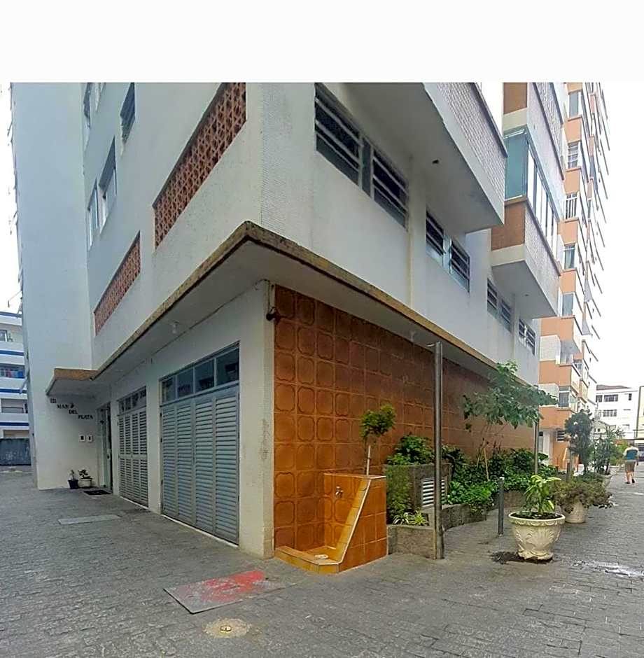 Boqueirão Praia Mar - 250 metros da praia - 2 dormitórios - 100m² - com WI FI - na avenida do comércio do Centro - Estacionamento Gratuito